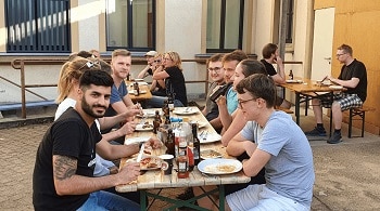 Mitarbeiter beim Grillfest 2021