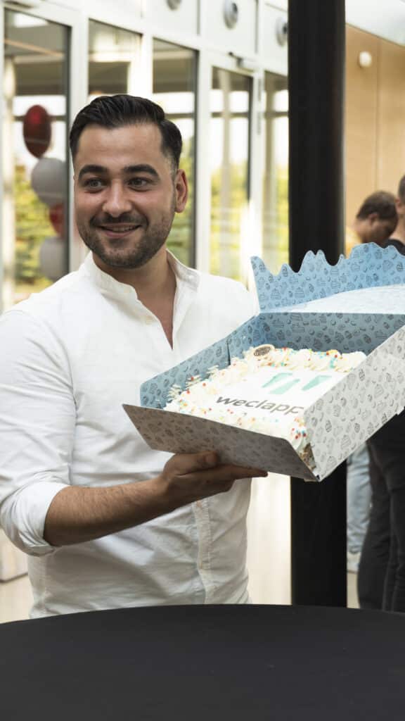Sales Teamlead mit einem weclapp Kuchen