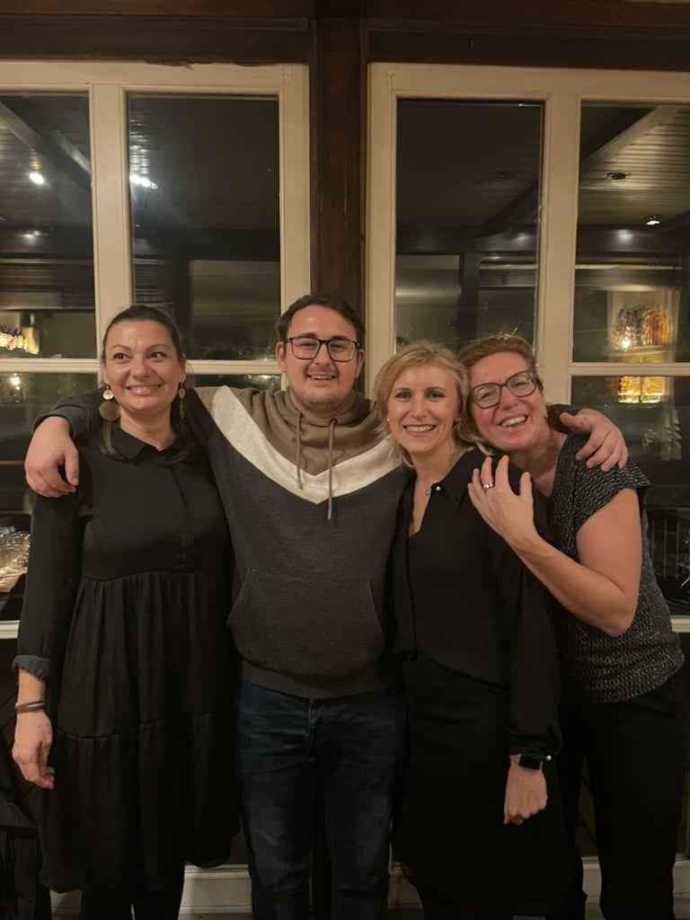 Mitarbeiter*innen auf der Weihnachtsparty
