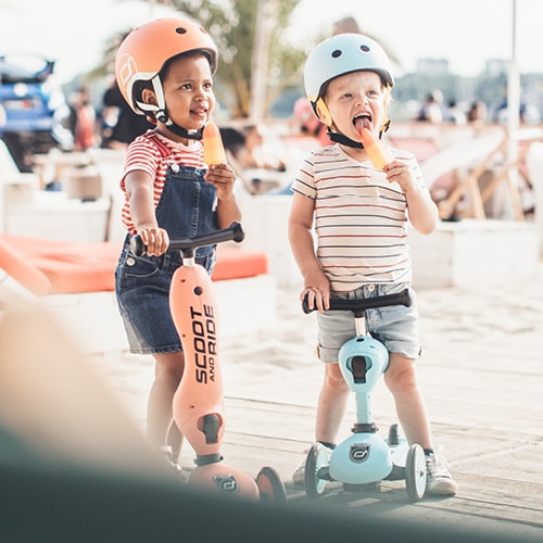 Kinder mit Scoot and Ride Laufrad