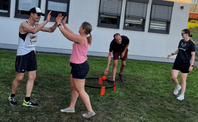 Ein Foto von 4 weclapp Mitarbeiter*innen die Spikeball spielen