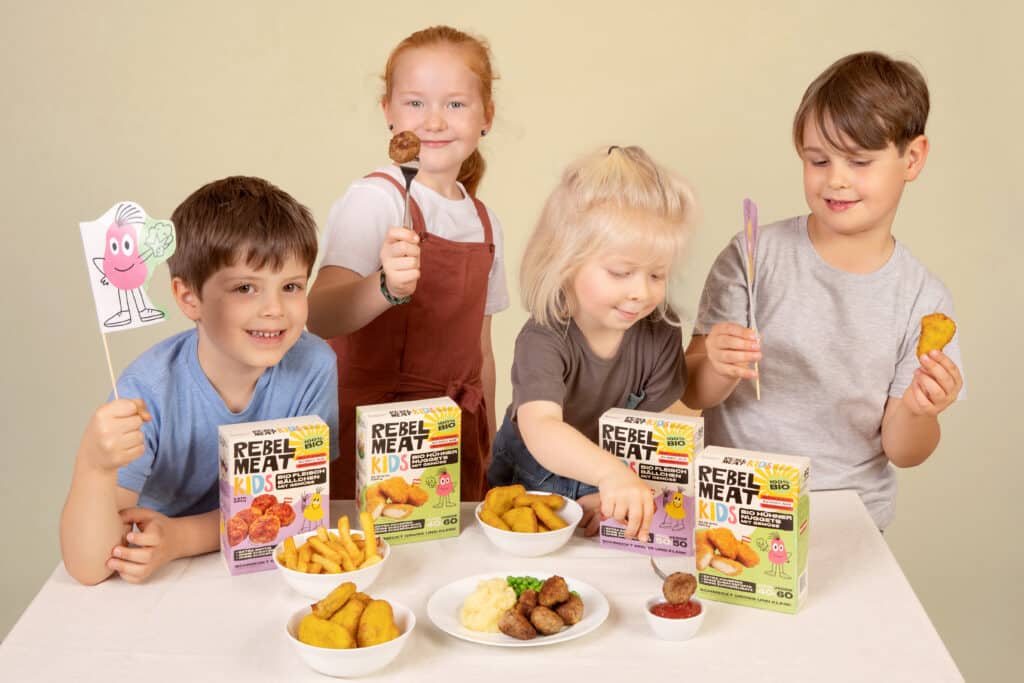 Kinder essen Rebel Meat Produkte.