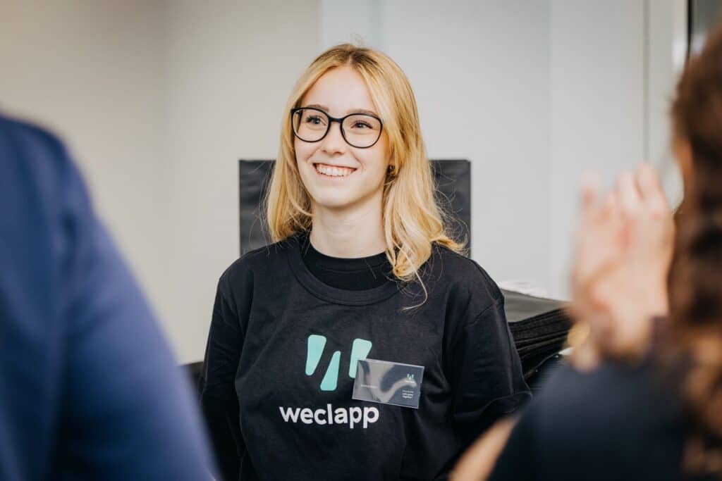 lächelnde weclapp Mitarbeiterin