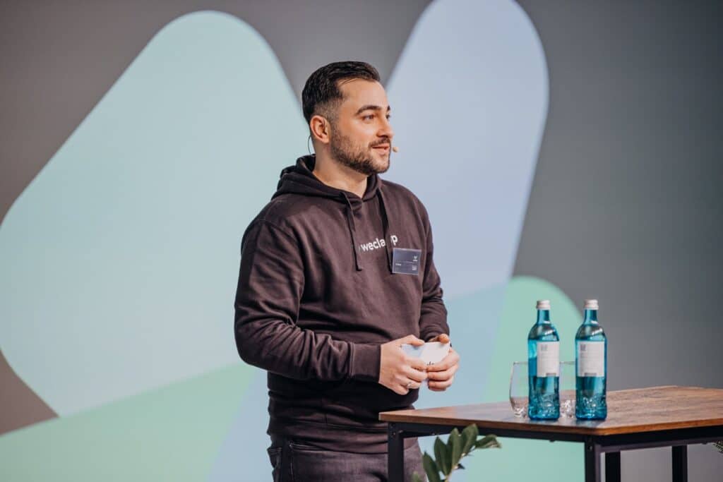 Ali von weclapp moderiert