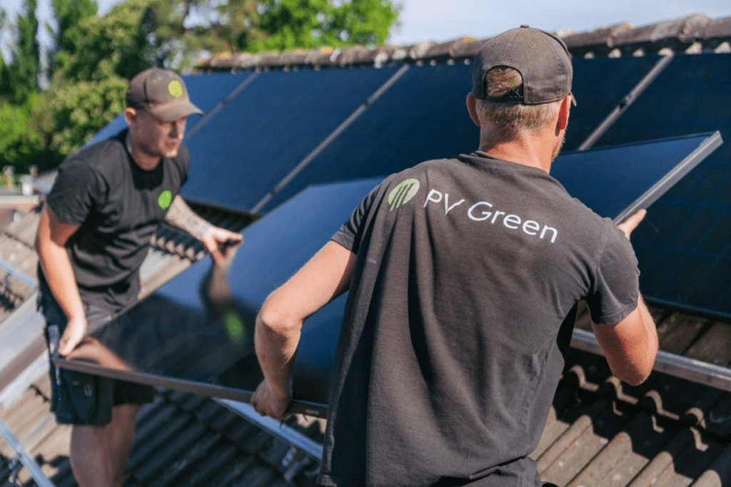 PV-Green Mitarbeiter auf dem Dach, CSS für ERP und Solarfirma